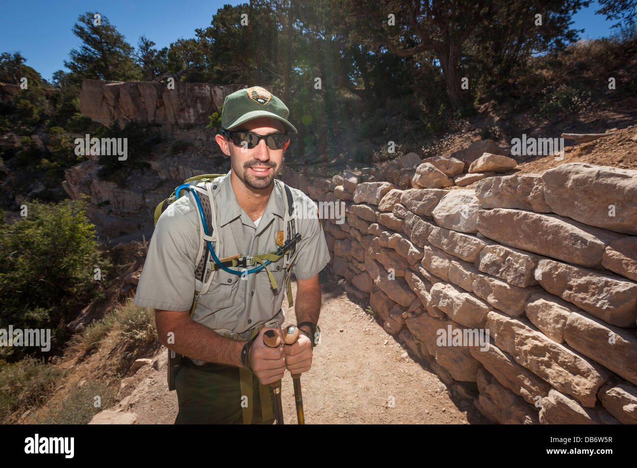 Ranger Christopher Streit sul Sud Kiabab trail, South Rim, il Parco Nazionale del Grand Canyon, Arizona. Foto Stock