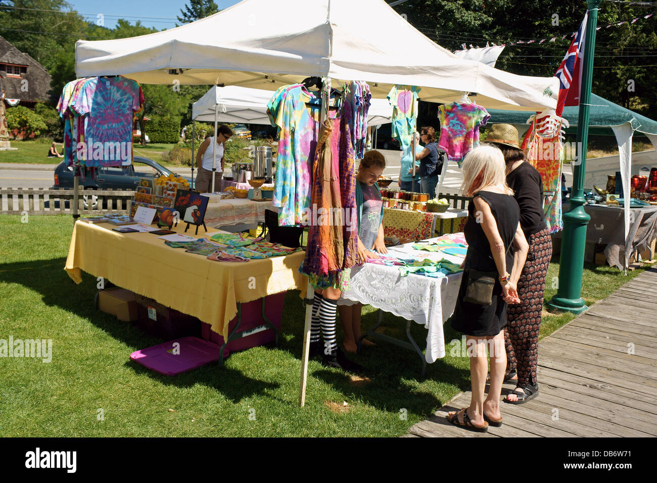 Le donne lo shopping al weekend artigianato mercato sulla isola di Bowen, BC, Canada Foto Stock