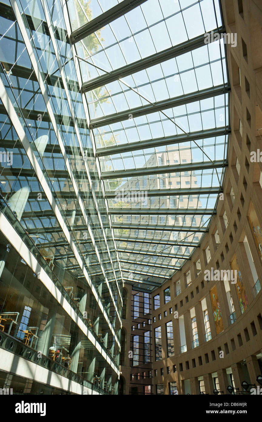 Atrio della Vancouver Public Library ramo centrale nel centro cittadino di Vancouver, BC, Canada Foto Stock