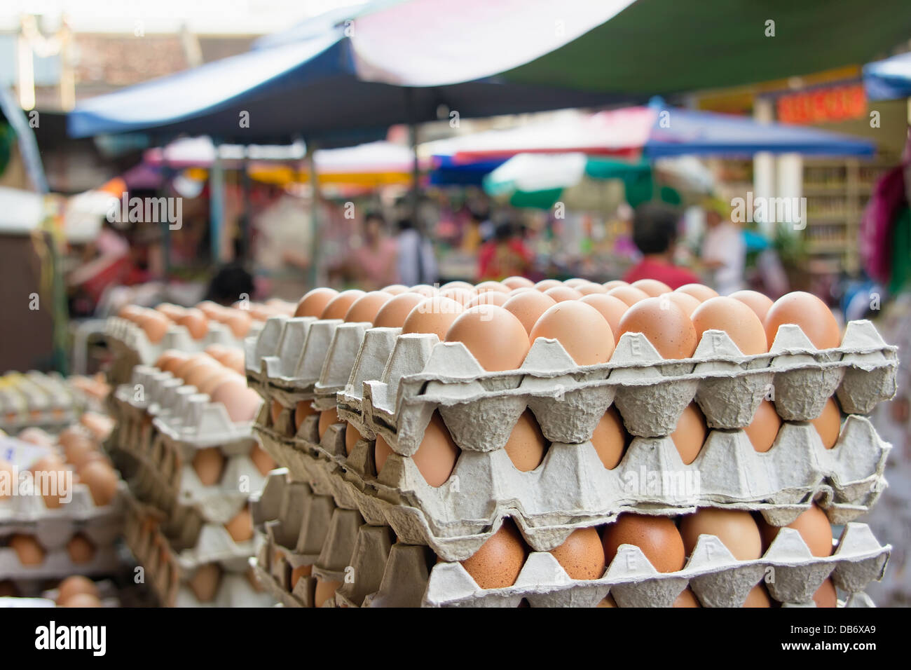 Uovo di pollo fornitore con pile di uova a sudest Asiatico mercato umido Foto Stock