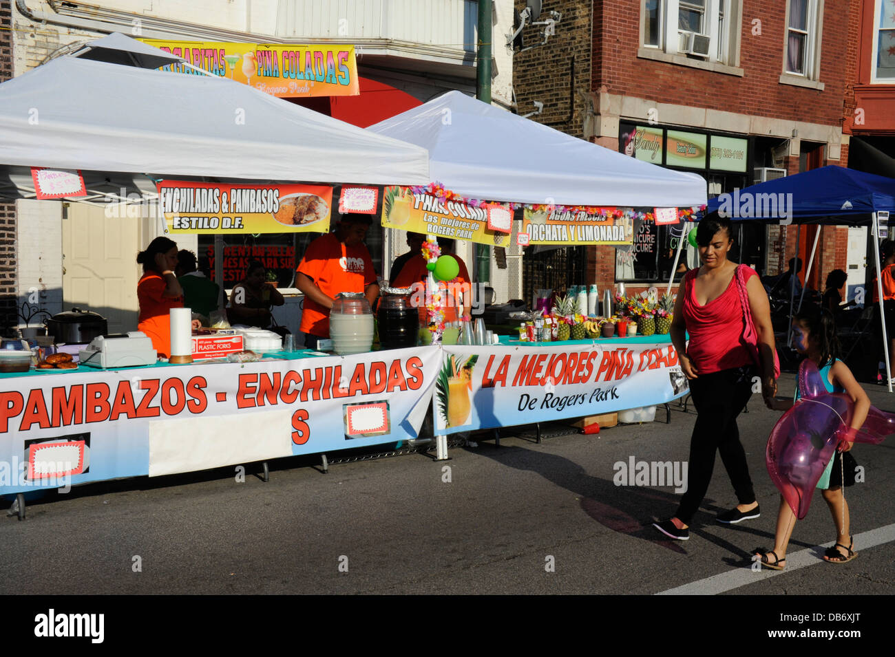 Cibo messicano stand durante "Celebrare Clark Street' festival in Rogers Park di Chicago, Illinois Foto Stock