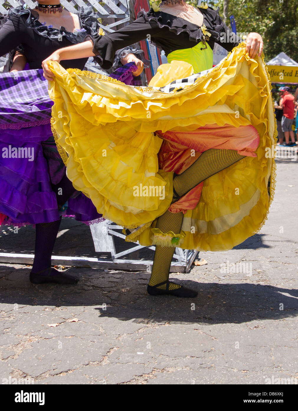 Cancan ballerina in posa di un luminoso abito giallo Foto stock - Alamy
