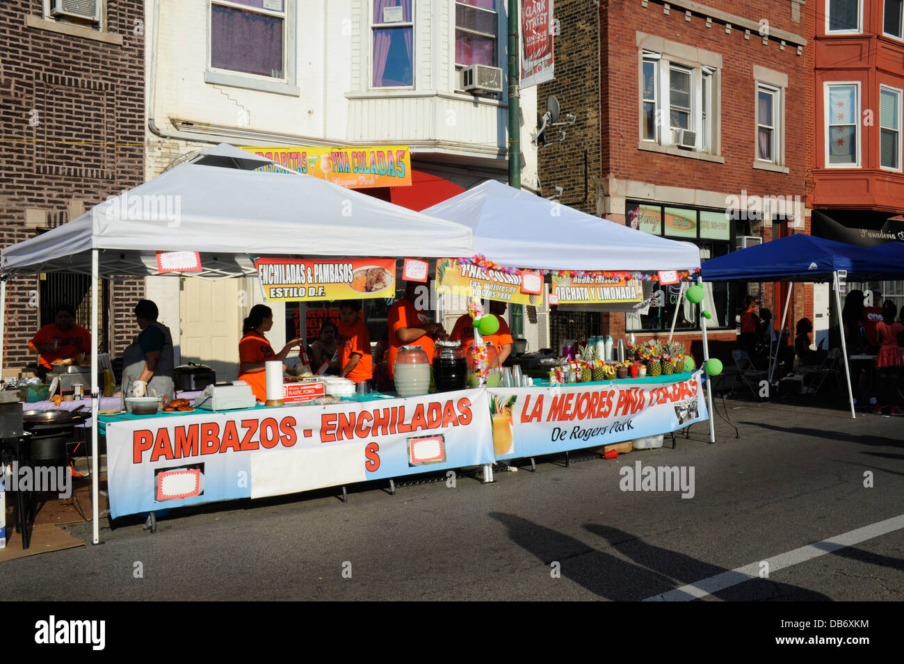 Cibo messicano stand durante "Celebrare Clark Street' festival in Rogers Park di Chicago, Illinois Foto Stock