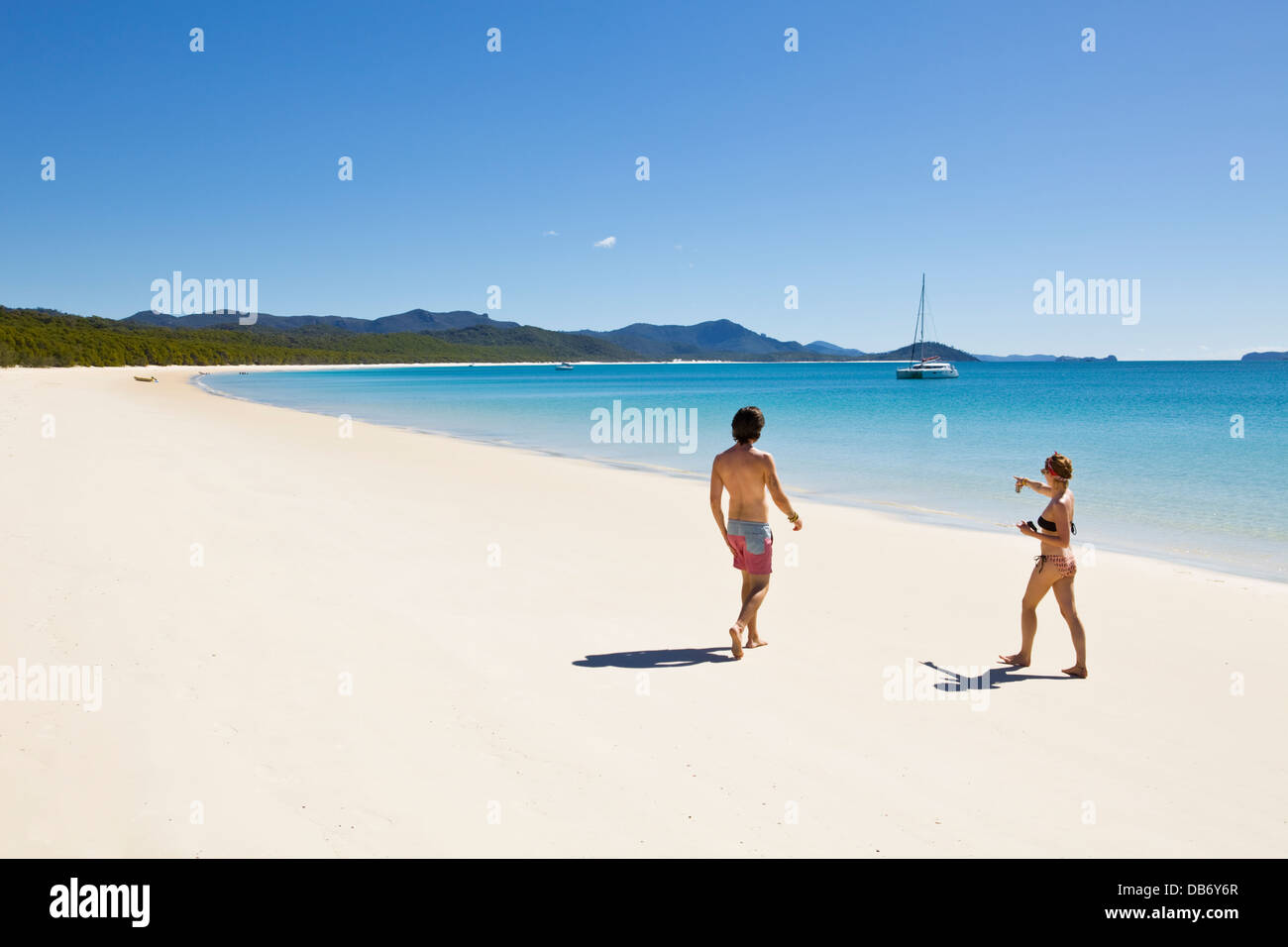 Coppia giovane relax su Whitehaven Beach. Whitsunday Island, Whitsundays, Queensland, Australia Foto Stock