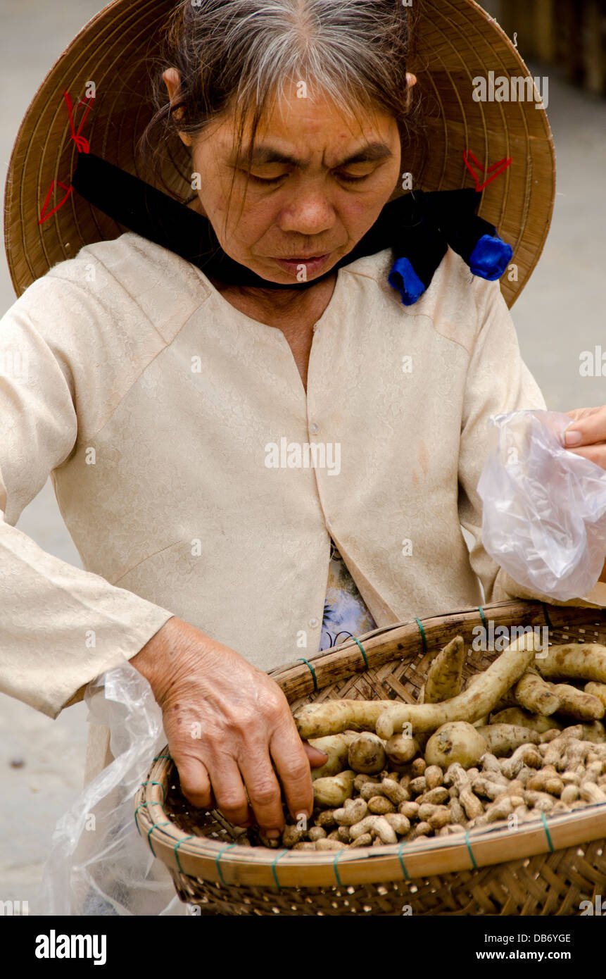 Il Vietnam, Da Nang. Villaggio storico di Hoi An. Fornitore di arachidi. Un sito Patrimonio Mondiale dell'UNESCO. Foto Stock