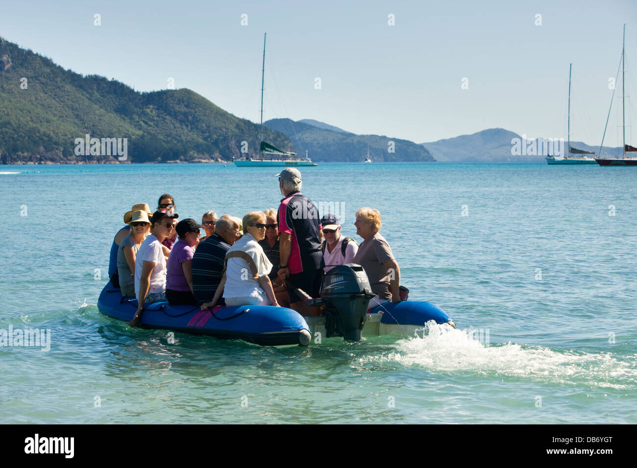 I turisti facendo una gita in barca a ritornare al loro yacht mentre si visita le Isole Whitsunday. Whitsundays, Queensland, Australia Foto Stock