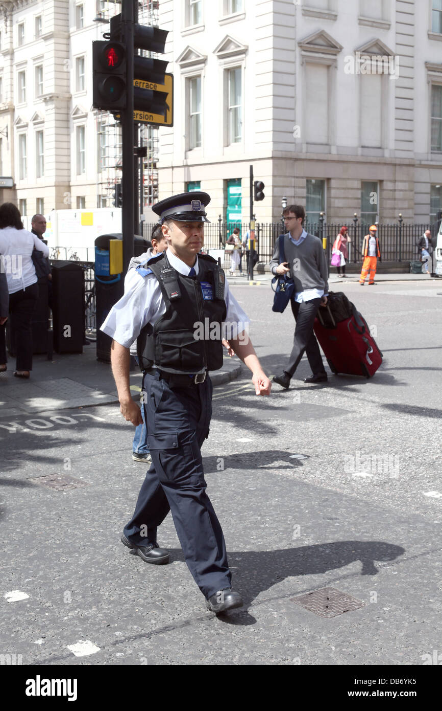Poliziotto a piedi nel centro di Londra, vicino alla stazione di Paddington. Luglio 2013 Foto Stock