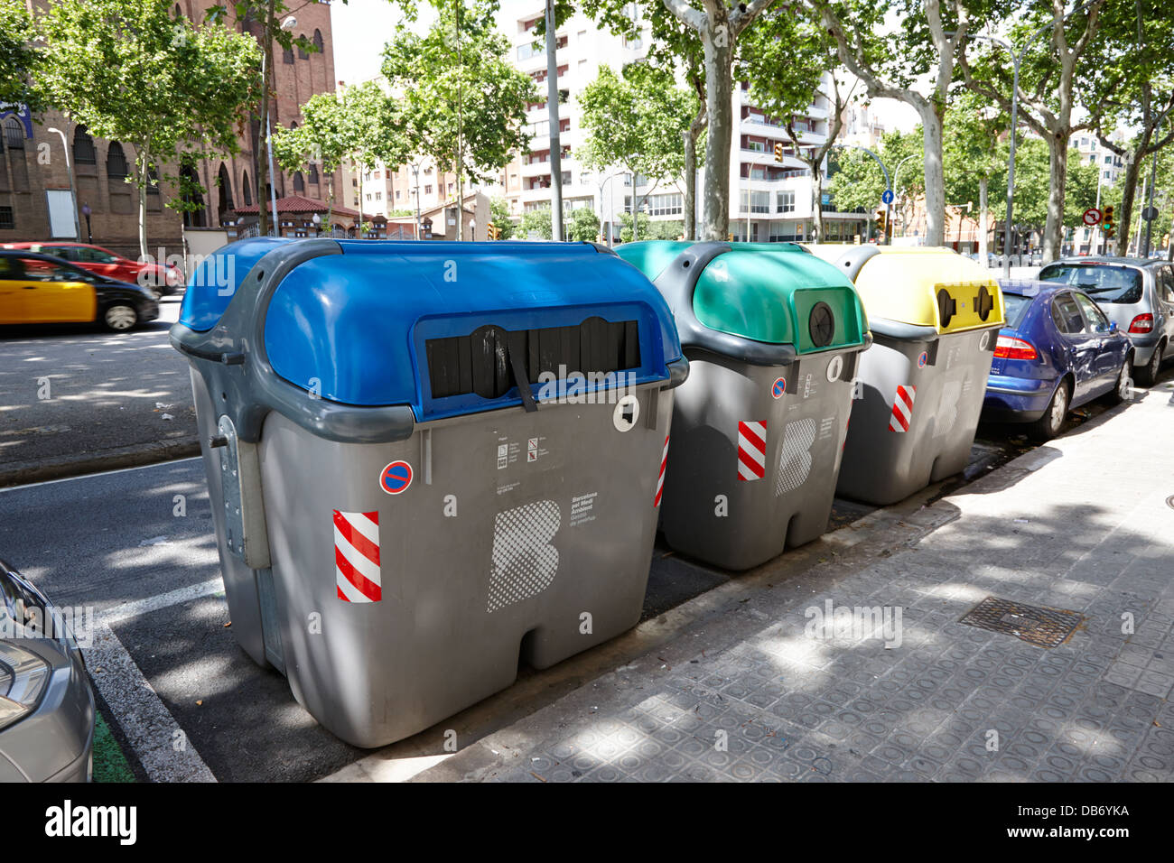 Communal raccolta differenziata bidoni per blocco di appartamenti a Barcellona Catalonia Spagna Foto Stock