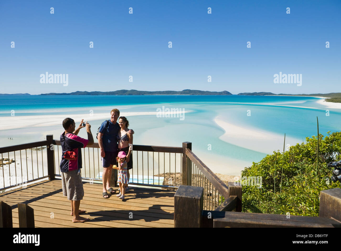 La famiglia presso il panoramico Belvedere affacciato sulla collina di ingresso e di Whitehaven Beach. Whitsunday Island, Whitsundays, Queensland, Australia Foto Stock