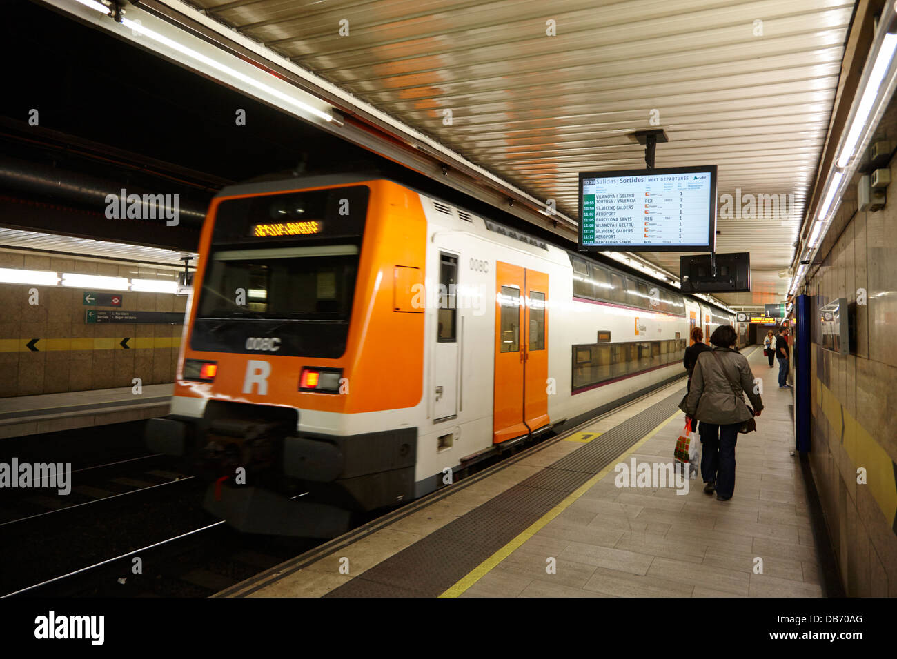 R2 Rodalies de Catalunya treno accelerando attraverso il Passeig de ...