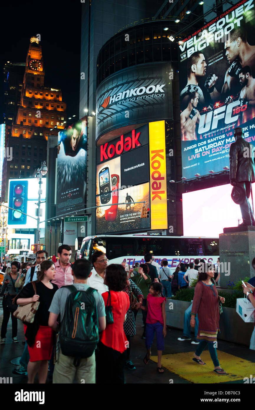 Persone in Times Square a New York City di notte Foto Stock