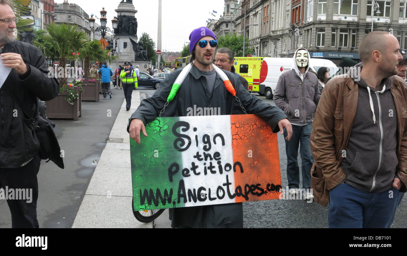 Immagine da una protesta organizzata da persone prima del profitto al di fuori dell'oggetto Criteri di gruppo nel centro della città di Dublino contro di austerità e di salvataggio della banca Foto Stock