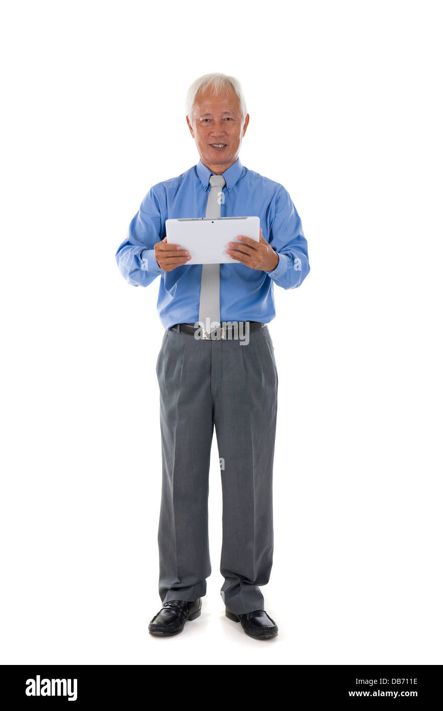 Senior Cinese Asia business man utilizzando tablet in corpo pieno Foto Stock Senior Cinese Asia business man utilizzando tablet in corpo pieno Foto Stock