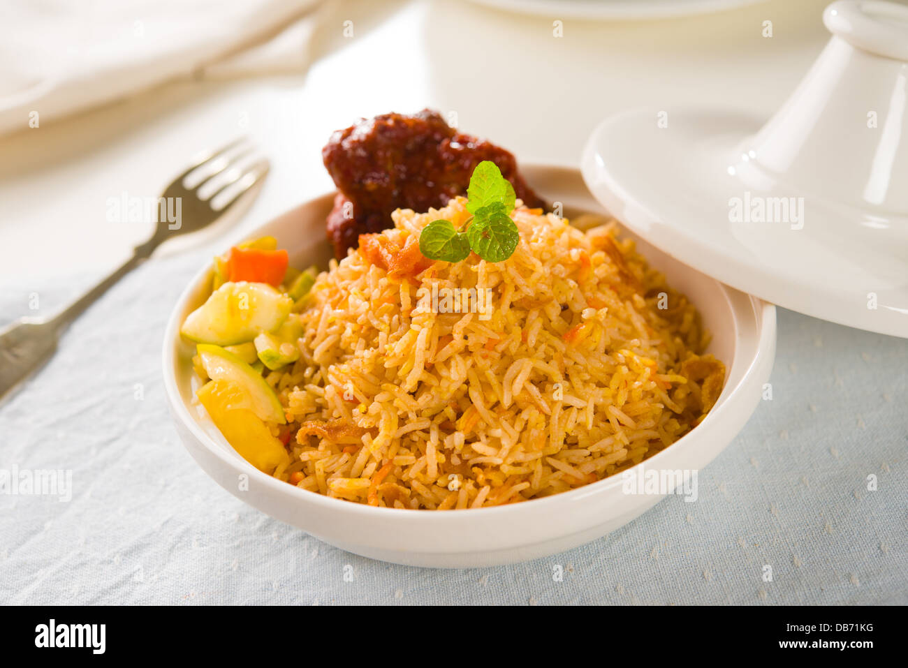 Pollo Biryani riso cucinato in stile arabo tajine con il tradizionale cibo india Foto Stock