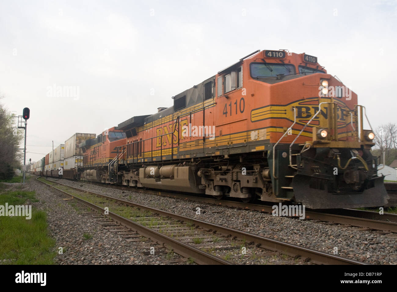 BNSF General Electric locomotive una testa di trasporto merci intermodale treno a Gainesville Texas USA Foto Stock