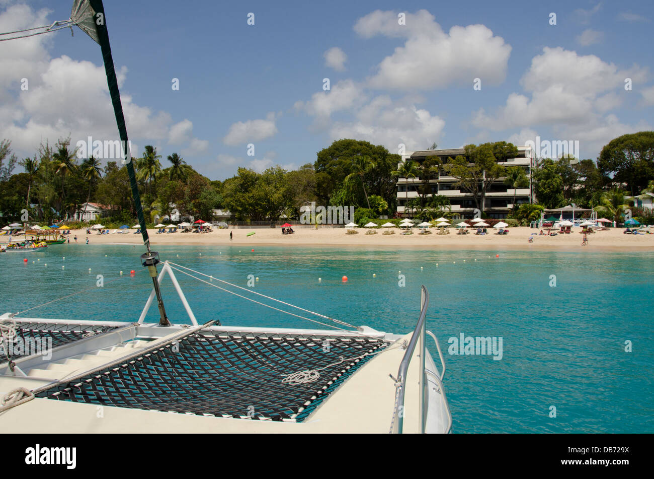 Caraibi, West Indies, isole Windward, Barbados, Payne's Bay. Barca a vela vista di Payne's Bay e la spiaggia. Foto Stock