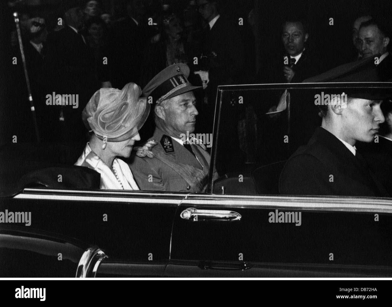 Leopold III, 3.11.1901 - 25.9.1983, Re dei belgi 23.2.1934 - 16.7.1951, a mezza lunghezza, con Charlotte Grand Duchessa di Lussemburgo, in auto aperta, 1950s, Foto Stock