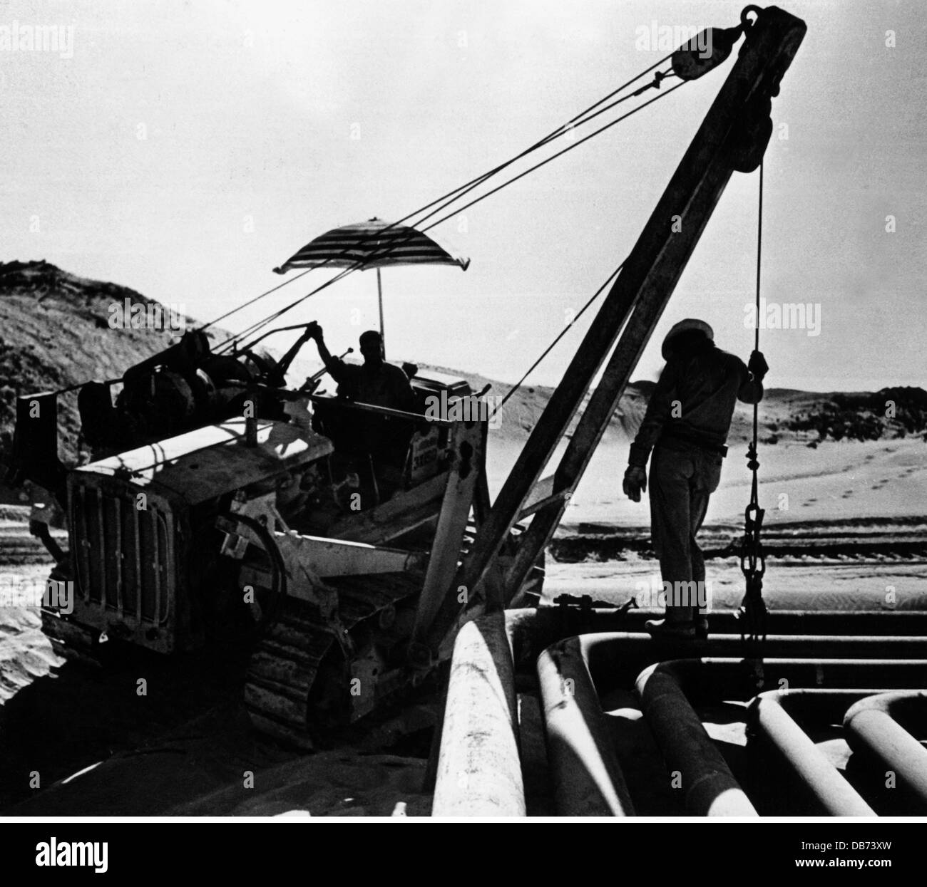 Energia, petrolio, condotte, lavoratori che fanno lavori di assemblaggio, Kuwait, 31.10.1951, Additional-Rights-Clearences-Not Available Foto Stock