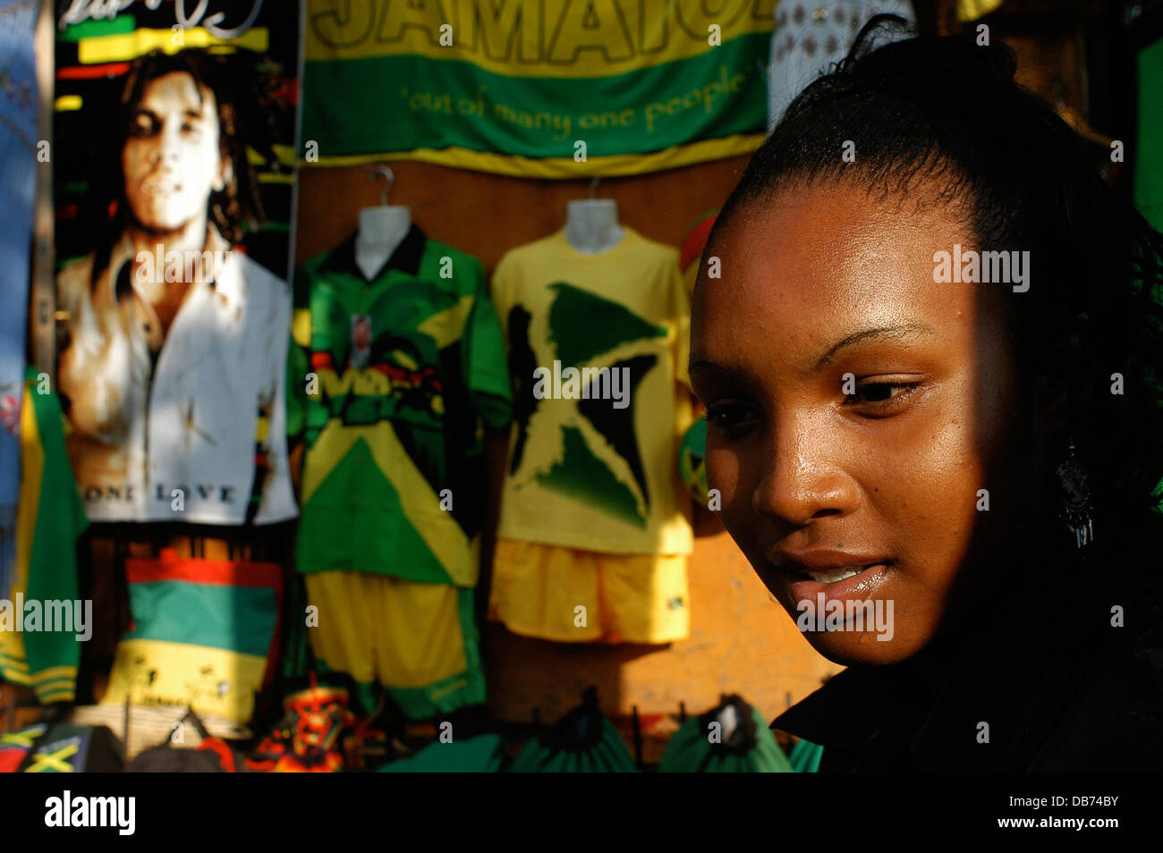 Giovane donna presso un negozio di souvenir shop specializzato in Bob Marley, Montego Bay, Giamaica Foto Stock