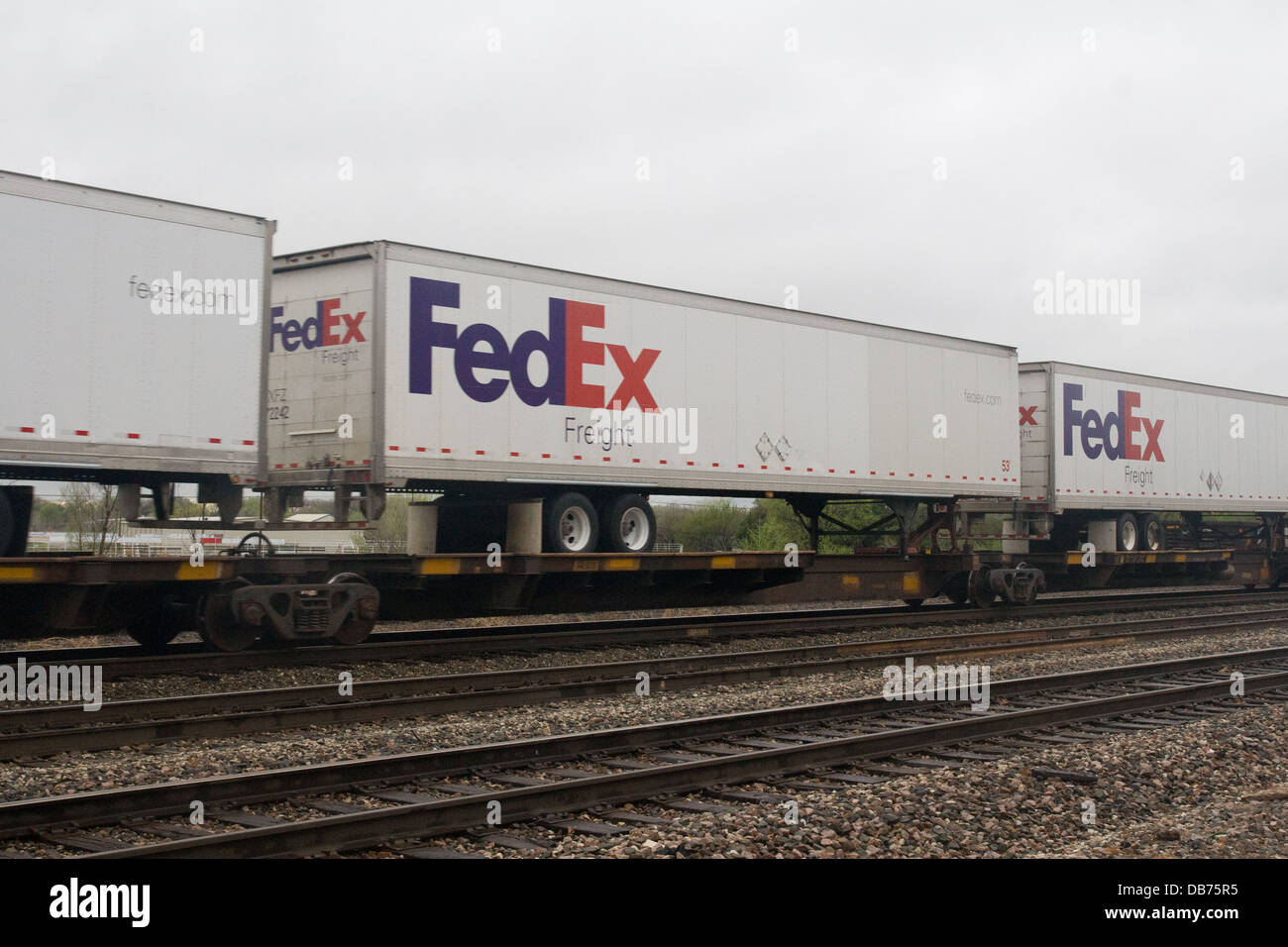 FedEx piggyback camion rimorchio su BNSF treno merci a Mulvane Kansas USA Foto Stock