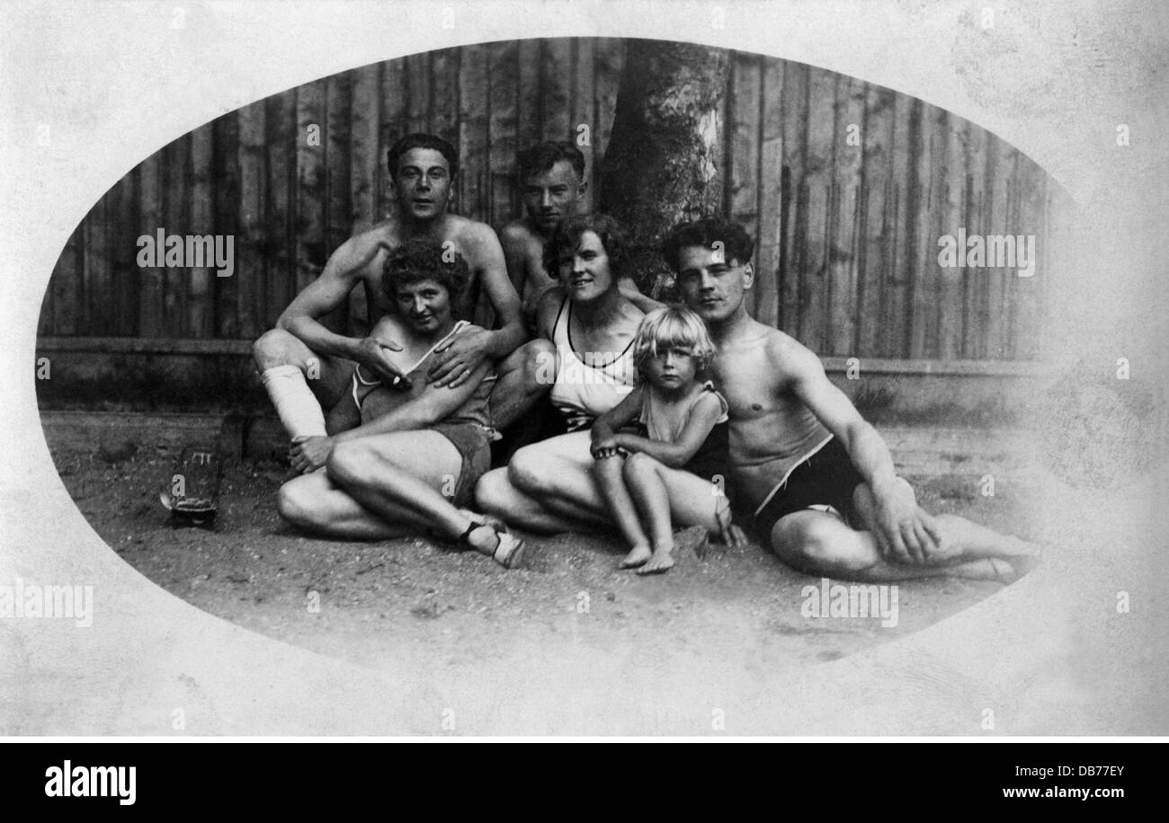 Persone, famiglia, durante il bagno, cartolina fotografica, R. Leitthe, Monaco, anni trenta, diritti aggiuntivi-clearences-non disponibile Foto Stock