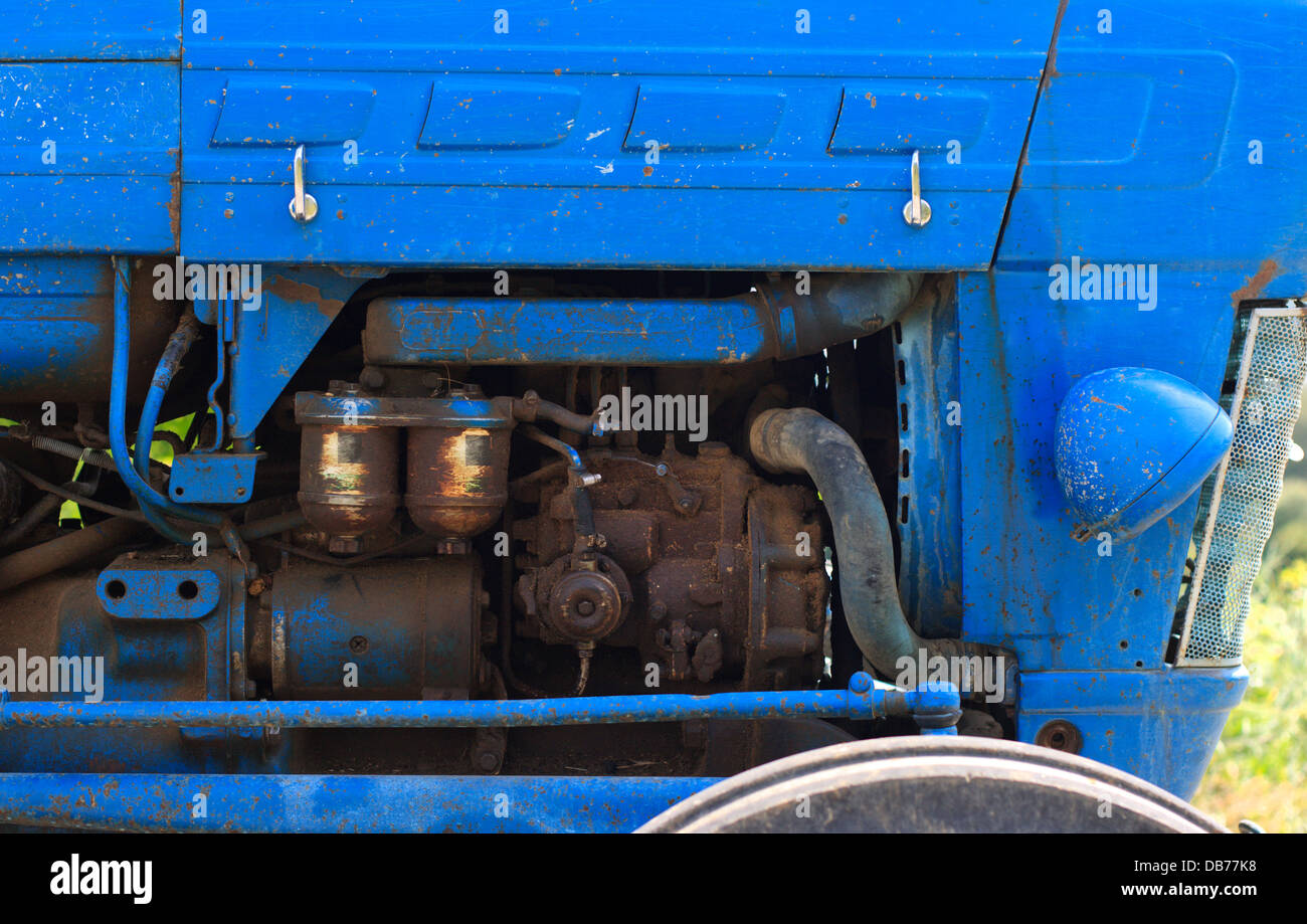 Motore del vecchio trattore blu Foto Stock