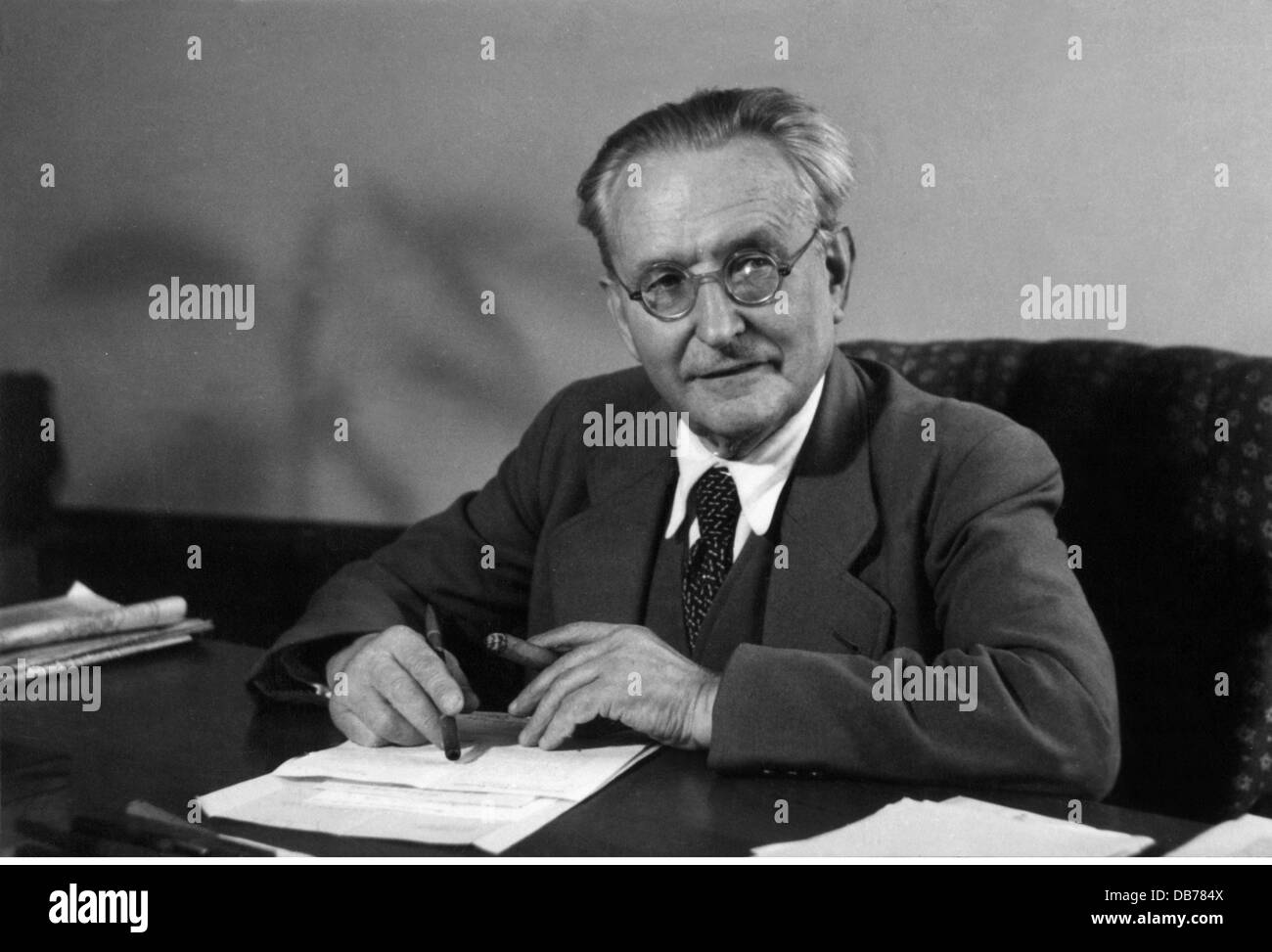 Loebe, Paul, 14.12.1875 - 3.8. 1967, politico tedesco (SPD), membro del Bundestag (Dieta federale) 1949 - 1953, alla scrivania, 1950s, Foto Stock