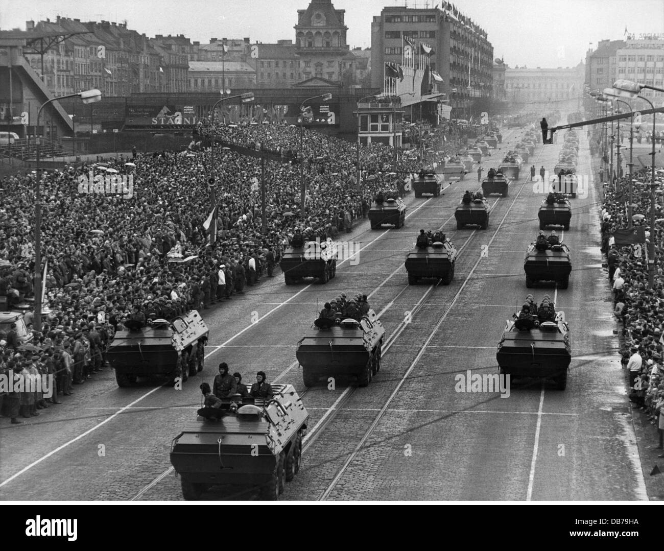Militare, Cecoslovacchia, esercito, fanteria, armatori sovietici BTR-60, parata del giorno della Vittoria, Praga, 9.5.1965, diritti aggiuntivi-clearences-non disponibile Foto Stock