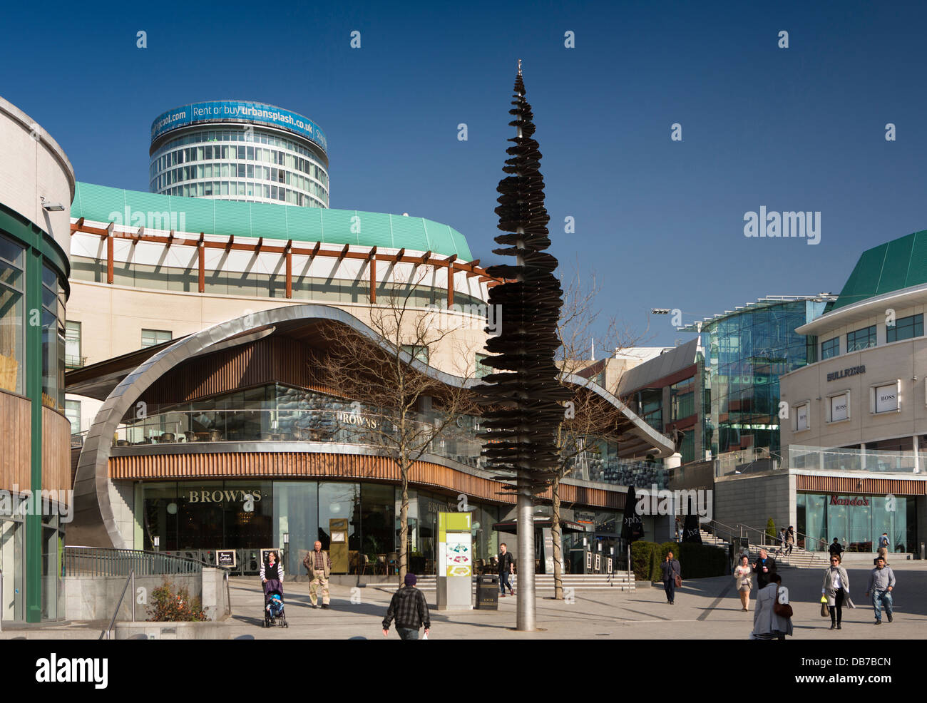 Regno Unito, Inghilterra, Birmingham, Bullring, St Martin's Square, con una nuova struttura a spirale della scultura Foto Stock