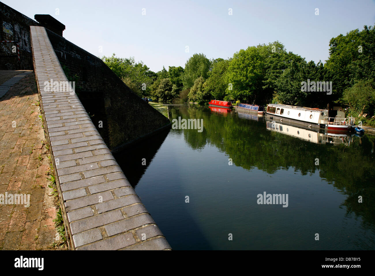 Canal barche ormeggiate sul Grand Union Canal a Kensal Green, Londra, Regno Unito Foto Stock