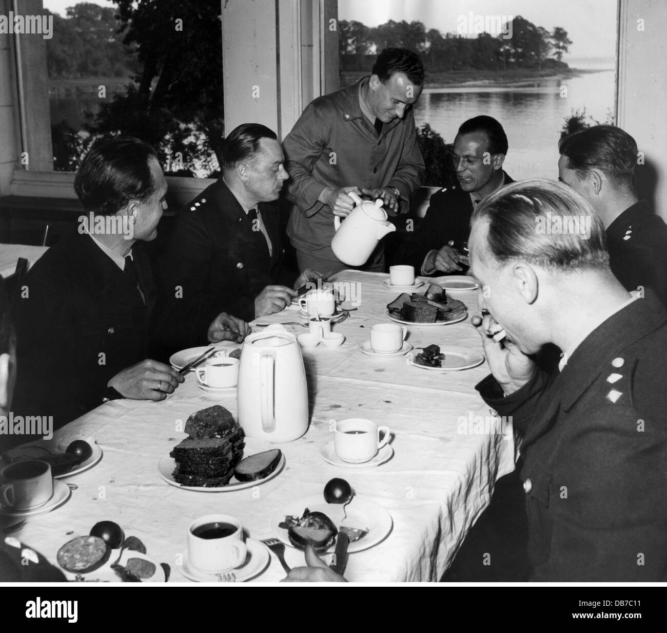 Polizia, Germania, polizia di frontiera marittima (guardia costiera), formazione della polizia di frontiera del mare, Neustadt / Holstein, mess degli ufficiali, ufficiali durante il pranzo, ottobre 1951, diritti aggiuntivi-clearences-non disponibile Foto Stock