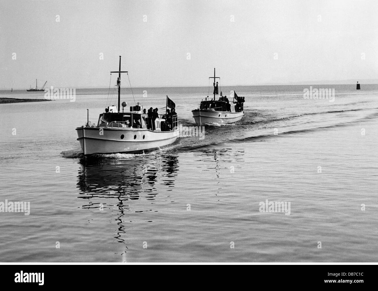 Polizia, Germania, polizia di frontiera marittima (guardia costiera), formazione di polizia di frontiera del mare 1, Neustadt / Holstein, le due barche che entrano, ottobre 1951, diritti aggiuntivi-clearences-non disponibile Foto Stock