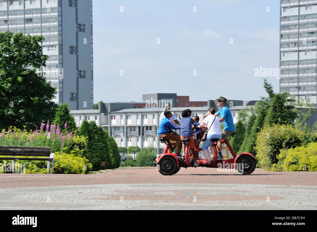 Un septicycle pedalando attraverso il verde di Glasgow, Glasgow, Scotland, Regno Unito Foto Stock