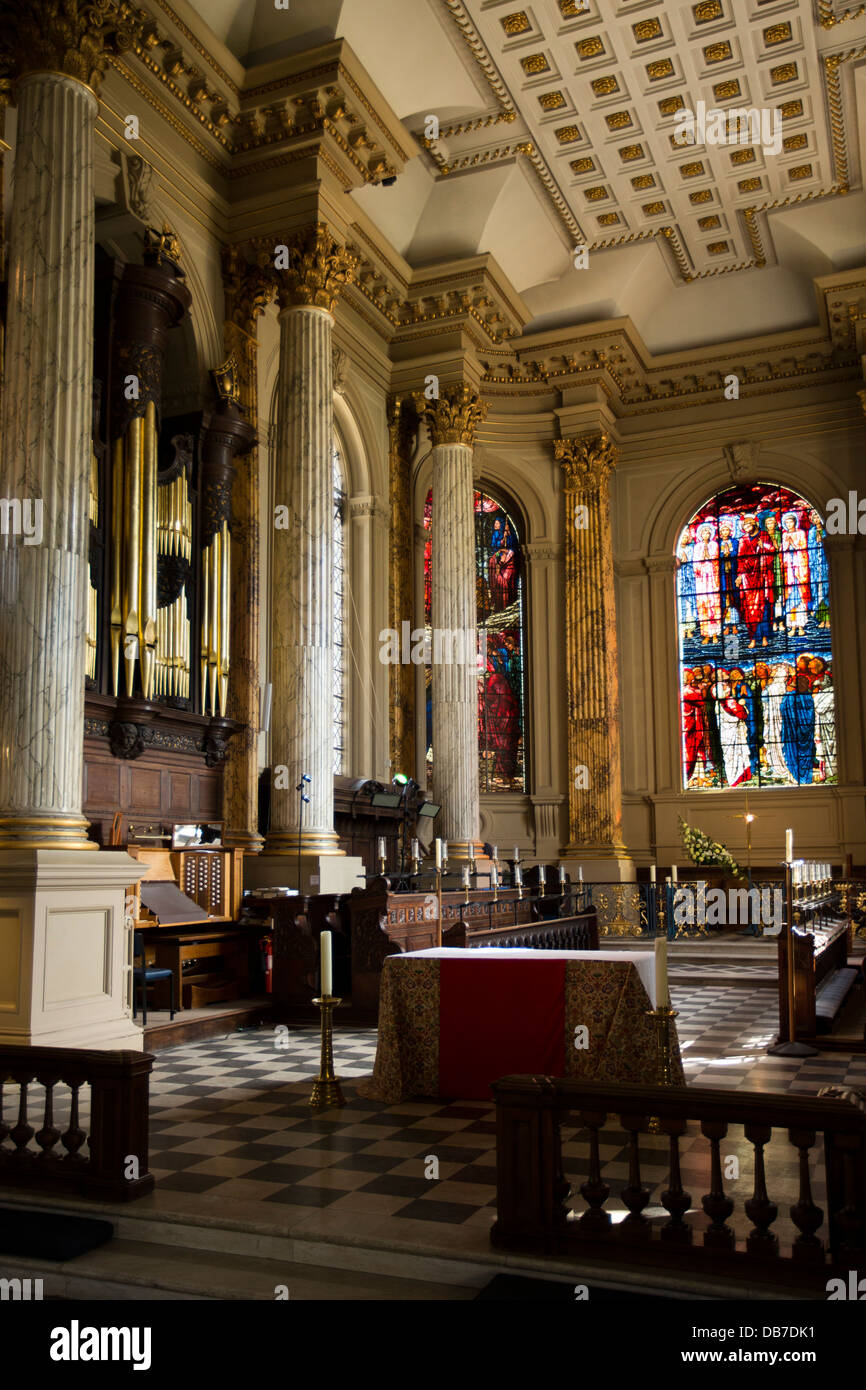 Regno Unito, Inghilterra, Birmingham, Cattedrale di S. Filippo, interno barocco, l'altare maggiore e Burne Jones finestra Foto Stock