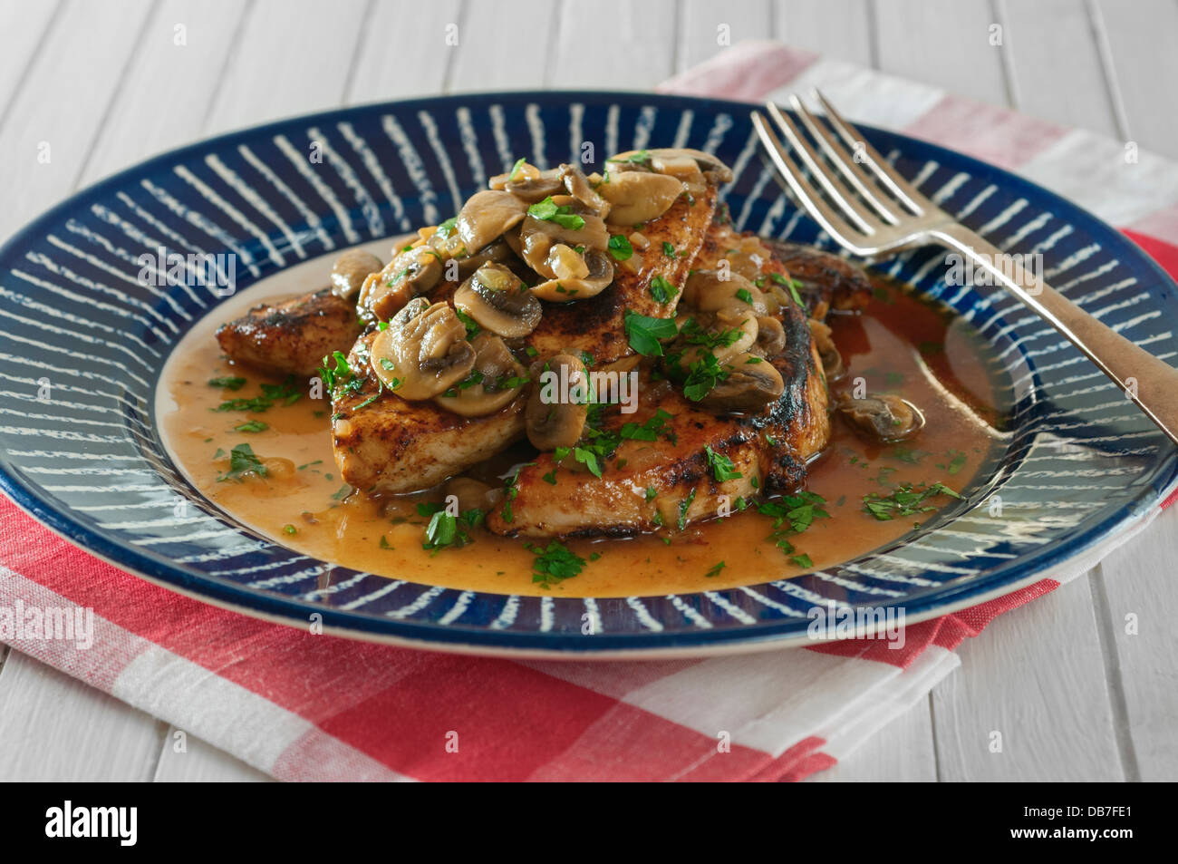 Pollo al Marsala . Scaloppine di pollo con funghi e vino Marsala Foto Stock