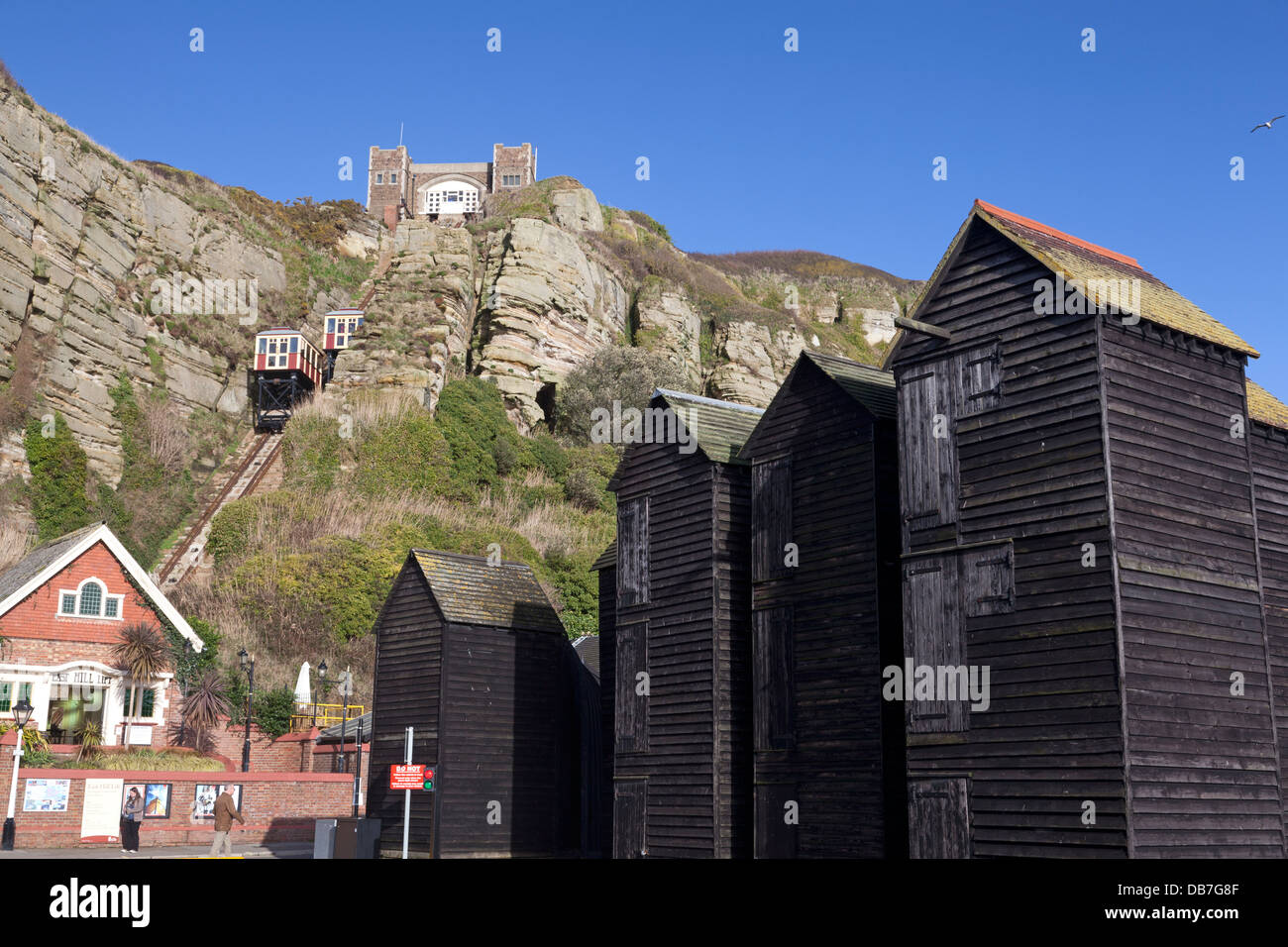 Net capanne in Hastings Old Town, con East Hill funicolare in background, East Sussex Foto Stock