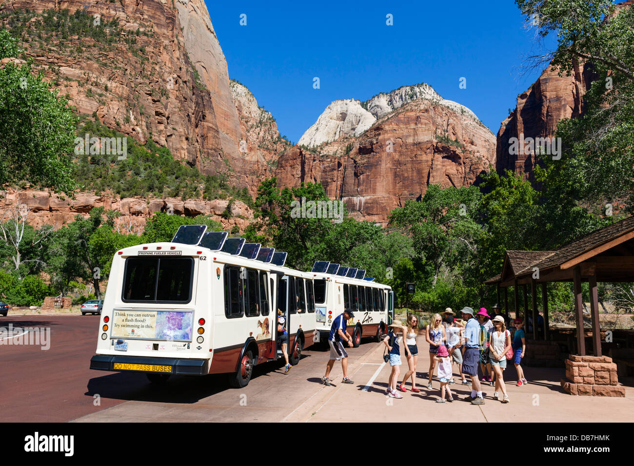 I turisti di scendere dal bus navetta a Sion Lodge, Zion Canyon Zion National Park, Utah, Stati Uniti d'America Foto Stock