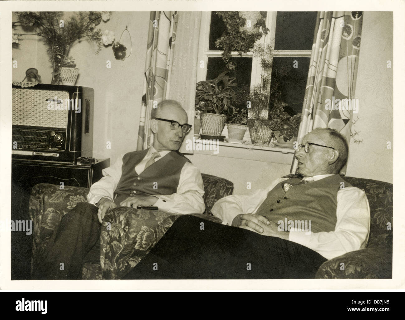 Trasmissione, radio, ascoltatore, due pensionati che parlano tra loro e ascoltano la radio, Germania, circa 1957, diritti aggiuntivi-clearences-non disponibile Foto Stock