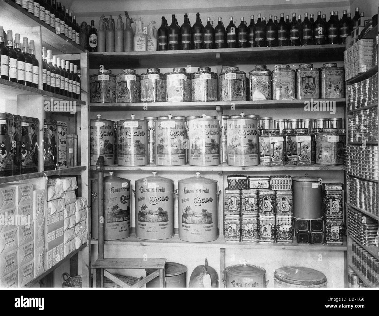 Commercio, magazzino, scaffali con bevande e polvere da bere in un negozio al dettaglio, Salisburgo, circa 1900, diritti aggiuntivi-clearences-non disponibile Foto Stock