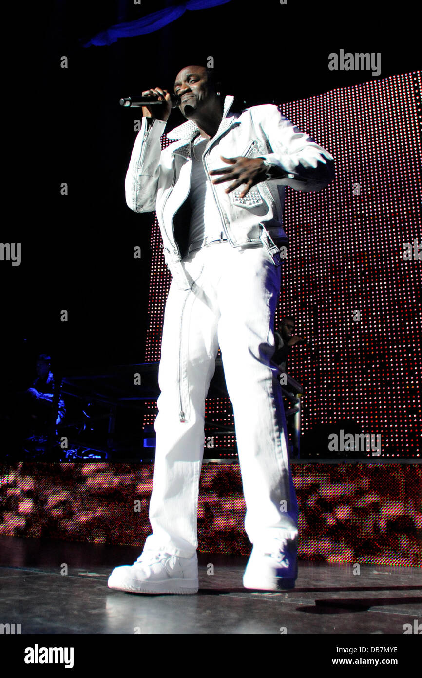 Akon esegue dal vivo presso la Air Canada Centre come opening act per Usher's OMG Tour di Toronto Canada - 14.5.11 Foto Stock