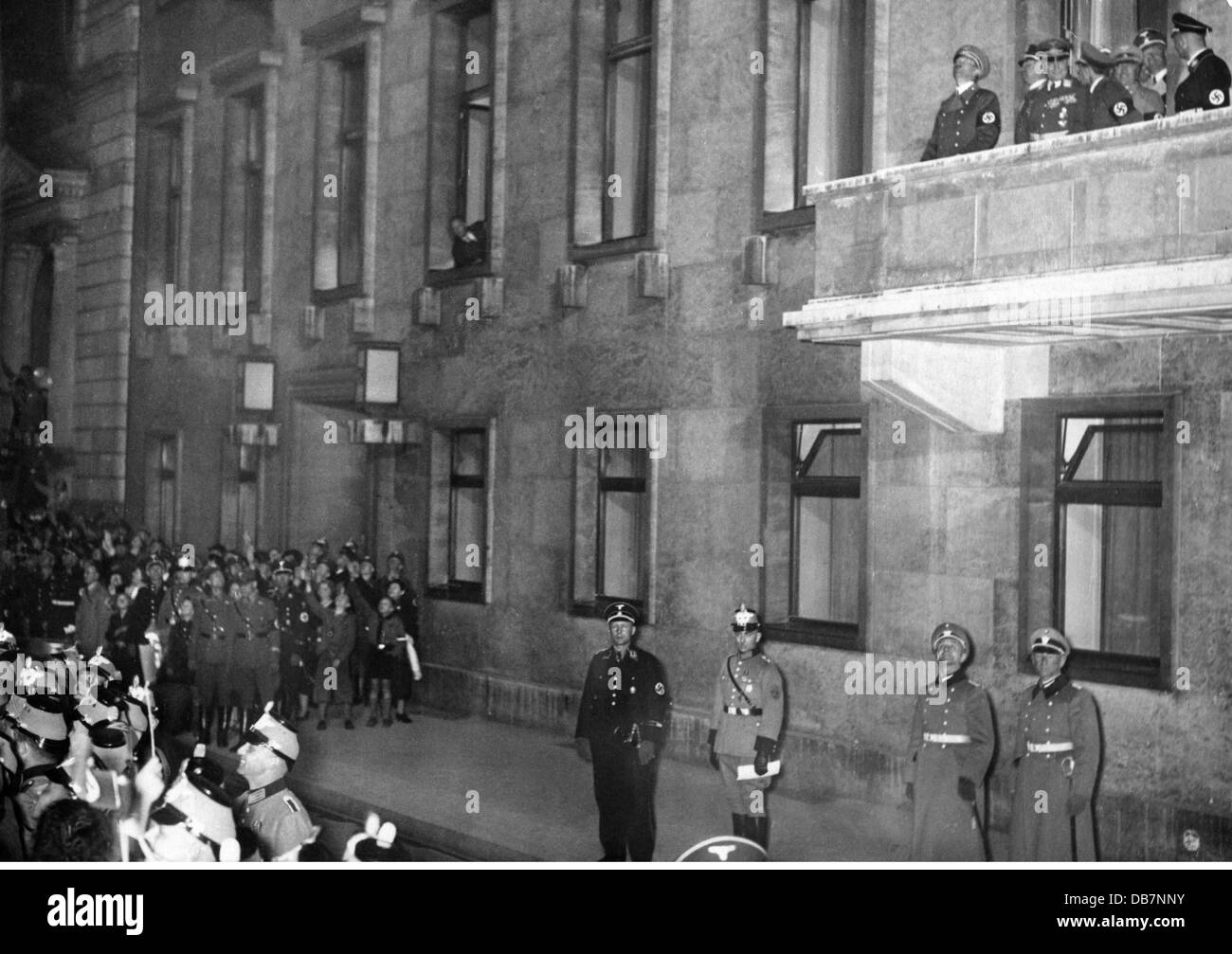 Hitler, Adolf, 20.4.1889 - 30.4.1945, politico tedesco (NSDAP), Cancelliere del Reich 30.1.1933 - 30.4.1945, sul balcone della Cancelleria del Reich, Berlino, 1930s, Foto Stock