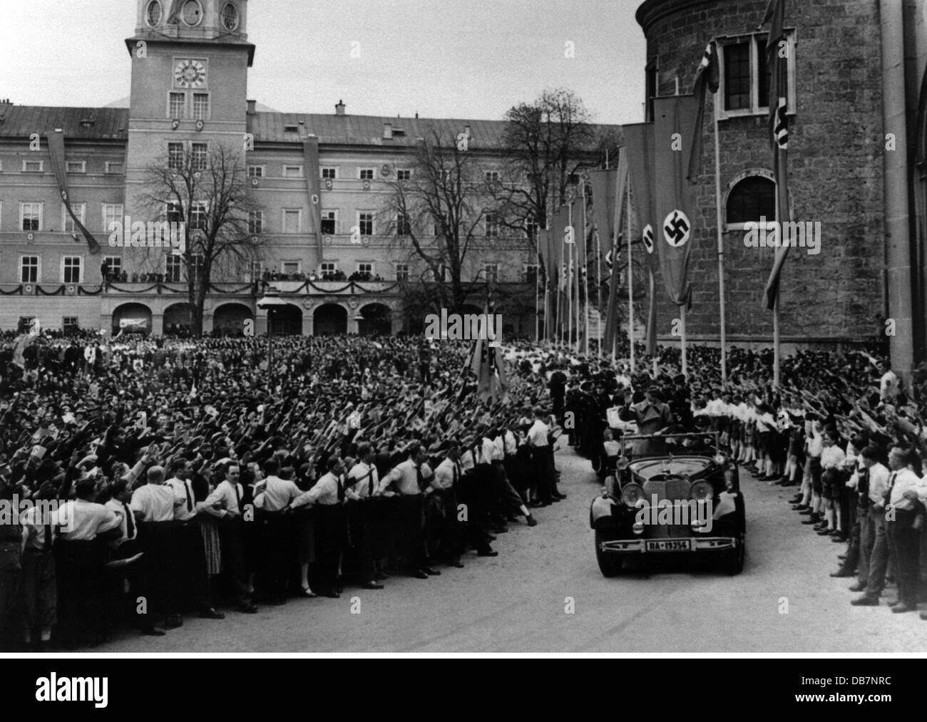Hitler, Adolf, 20.4.1889 - 30.4.1945, politico tedesco (NSDAP), Cancelliere del Reich 30.1.1933 - 30.4.1945, viaggio attraverso l'Austria, viaggio attraverso Salisburgo, 6.4.1938, Foto Stock