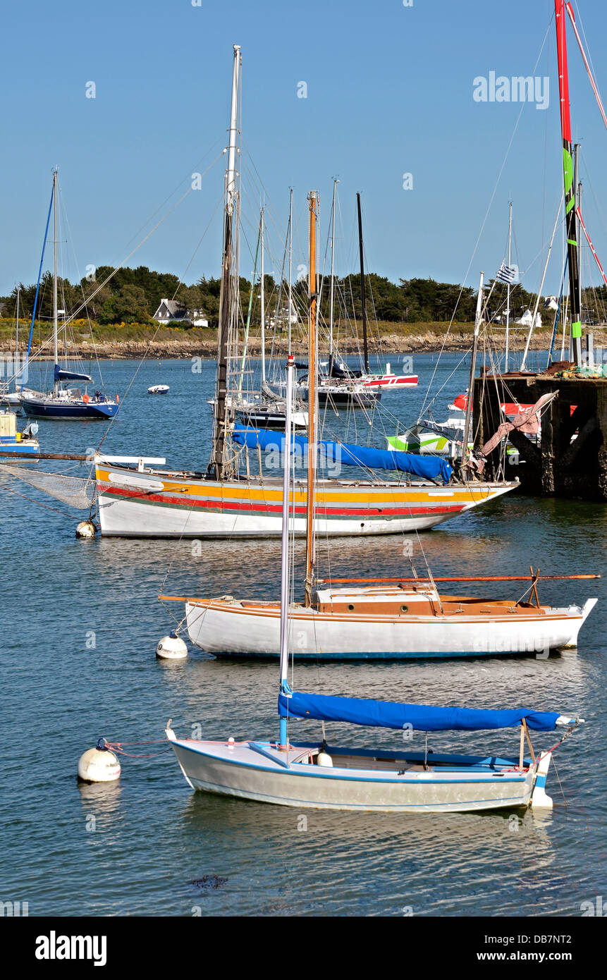 Barche a vela nel porto di La-Trinité-sur-Mer, comune nel dipartimento di Morbihan, in Bretagna regione nel nord-ovest della Francia Foto Stock
