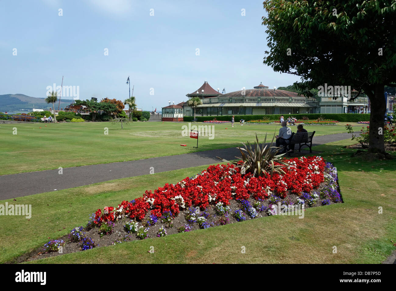 Isle of Bute Discovery Centre in Rothesay Winter Garden building in Rothesay Bute Scozia con aiuole di fiori Foto Stock