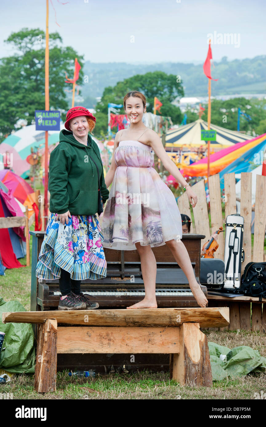 Glastonbury Festival 2013 - La musica e la danza agiscono nel campo di guarigione. Foto Stock