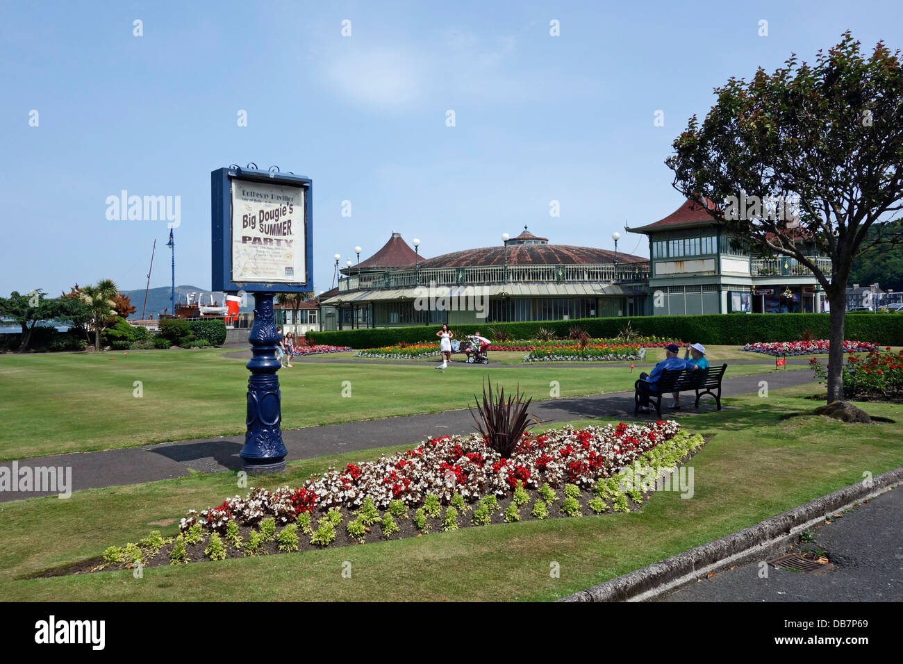Isle of Bute Discovery Centre in Rothesay Winter Garden building in Rothesay Bute Scozia con aiuole di fiori Foto Stock
