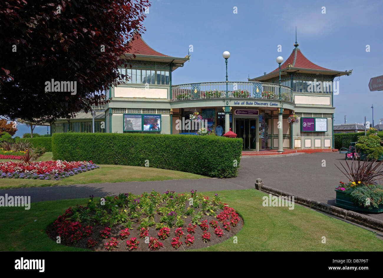 Isle of Bute Discovery Centre in Rothesay Winter Garden building in Rothesay Bute Scozia con aiuole di fiori Foto Stock