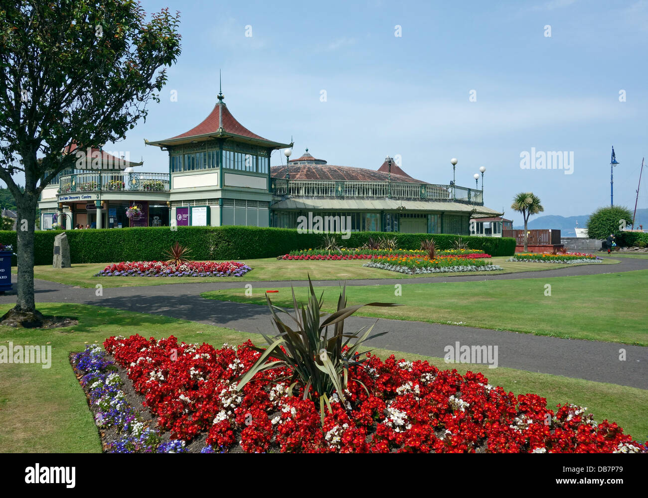Isle of Bute Discovery Centre in Rothesay Winter Garden building in Rothesay Bute Scozia con aiuole di fiori Foto Stock