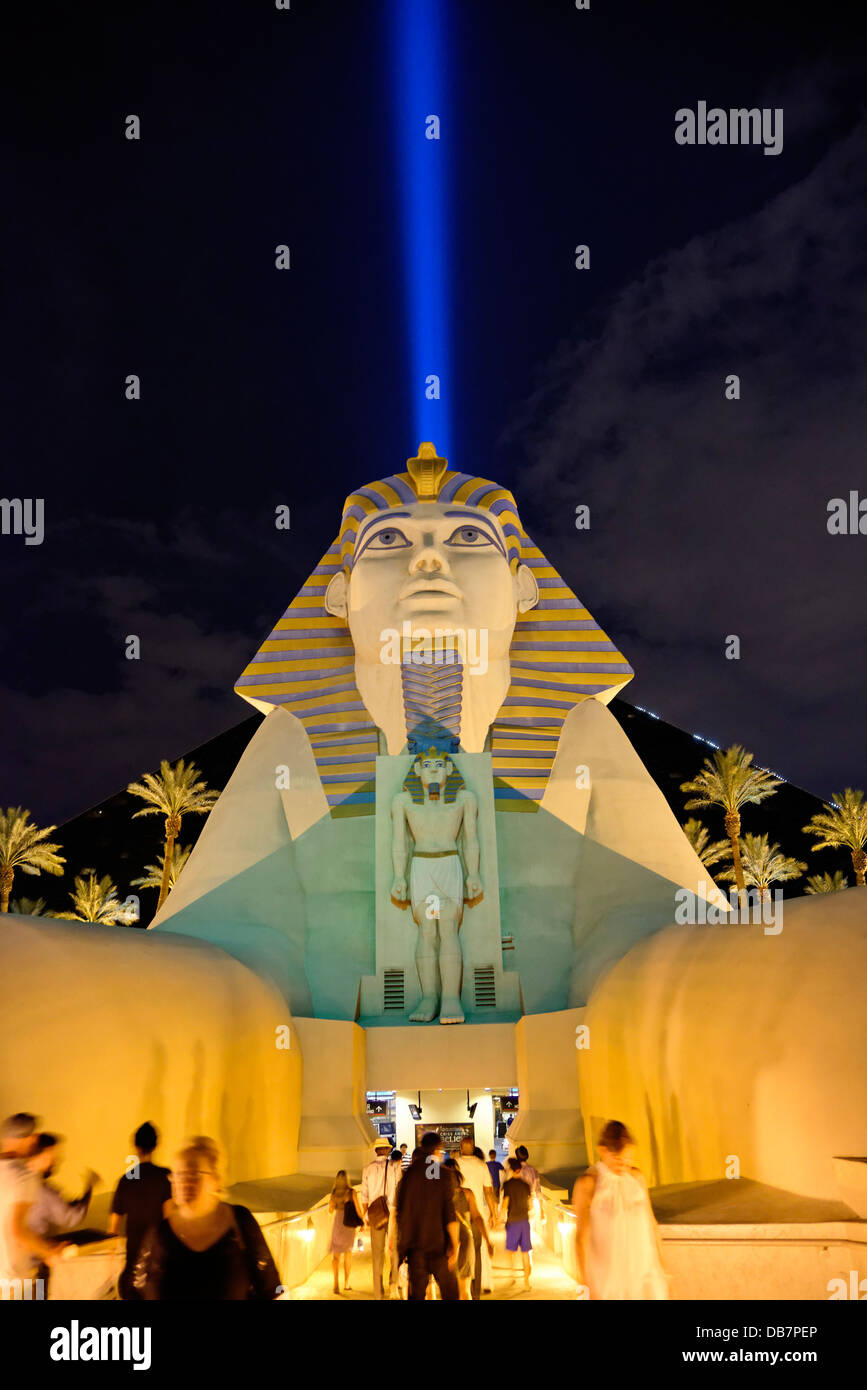 Il Luxor hotel e casinò a Las Vegas Boulevard di notte Foto Stock