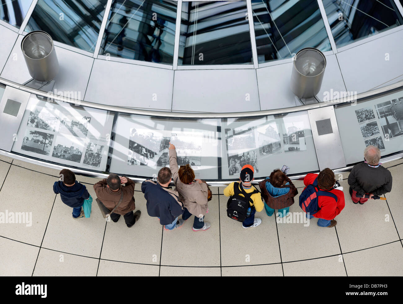 I visitatori la visualizzazione di una mostra all'interno della cupola del Reichstag del Bundestag Foto Stock